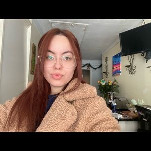 Meet your Posher, Cassandra